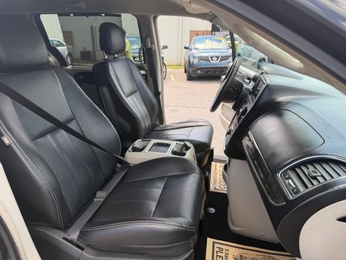 Used 2014 Chrysler Town & Country Touring-L w/ Driver Convenience Group FWD image 16
