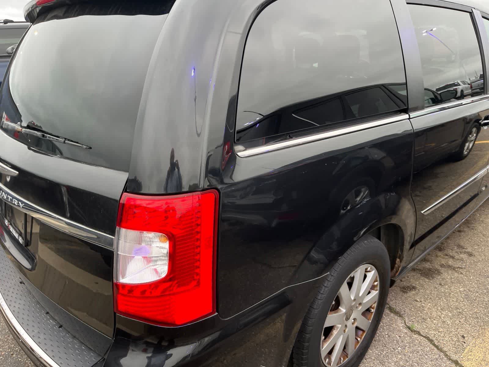 Used 2013 Chrysler Town & Country Touring FWD image 13