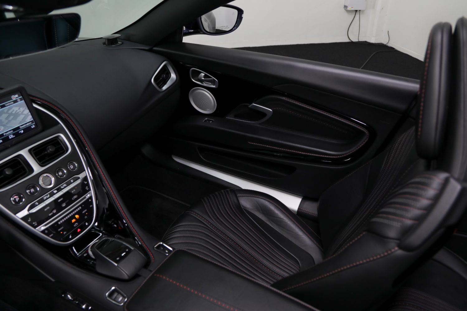 Used 2019 Aston Martin DB11 Volante RWD image 48