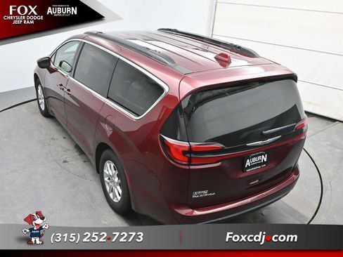 Used 2022 Chrysler Pacifica Touring-L image 28