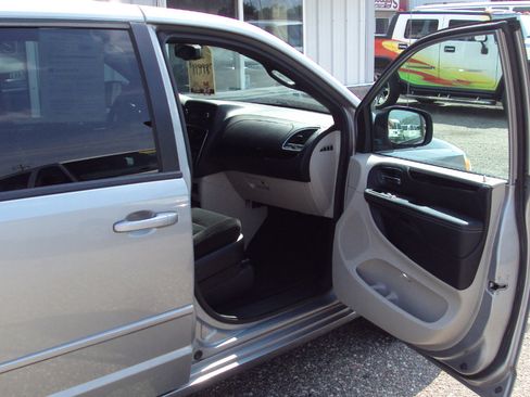 Used 2016 Dodge Grand Caravan SE image 12