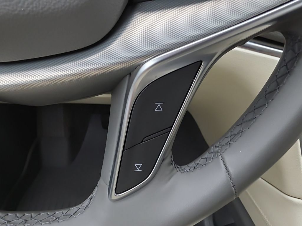 Used 2025 Cadillac XT5 Premium Luxury w/ LPO, Floor Liner Package AWD/4WD image 30