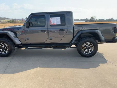 Used 2024 Jeep Gladiator Rubicon AWD/4WD image 6