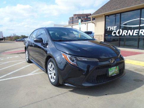 Used 2020 Toyota Corolla LE image 1
