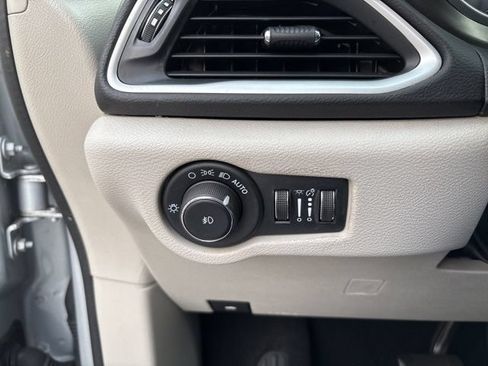 Used 2024 Chrysler Pacifica Touring-L FWD image 21