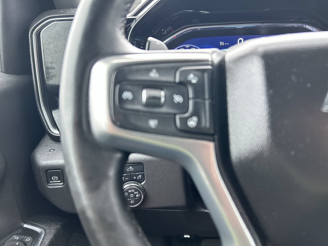 Used 2023 Chevrolet Silverado 1500 LT Trail Boss w/ Convenience Package II AWD/4WD image 31