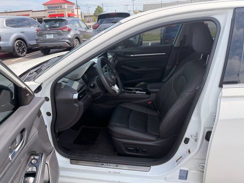Used 2024 Nissan Altima 2.0 SR FWD image 5