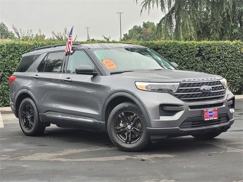 Used 2022 Ford Explorer XLT image 2