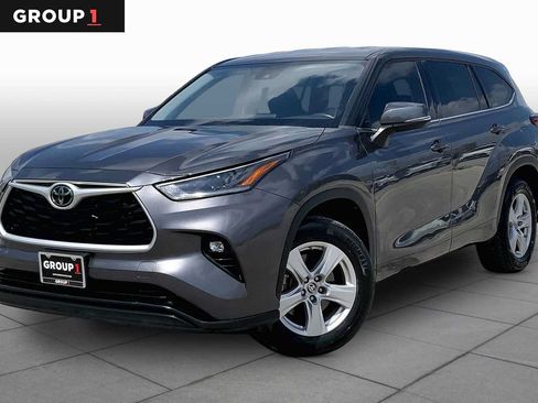 Used 2021 Toyota Highlander LE FWD image 1