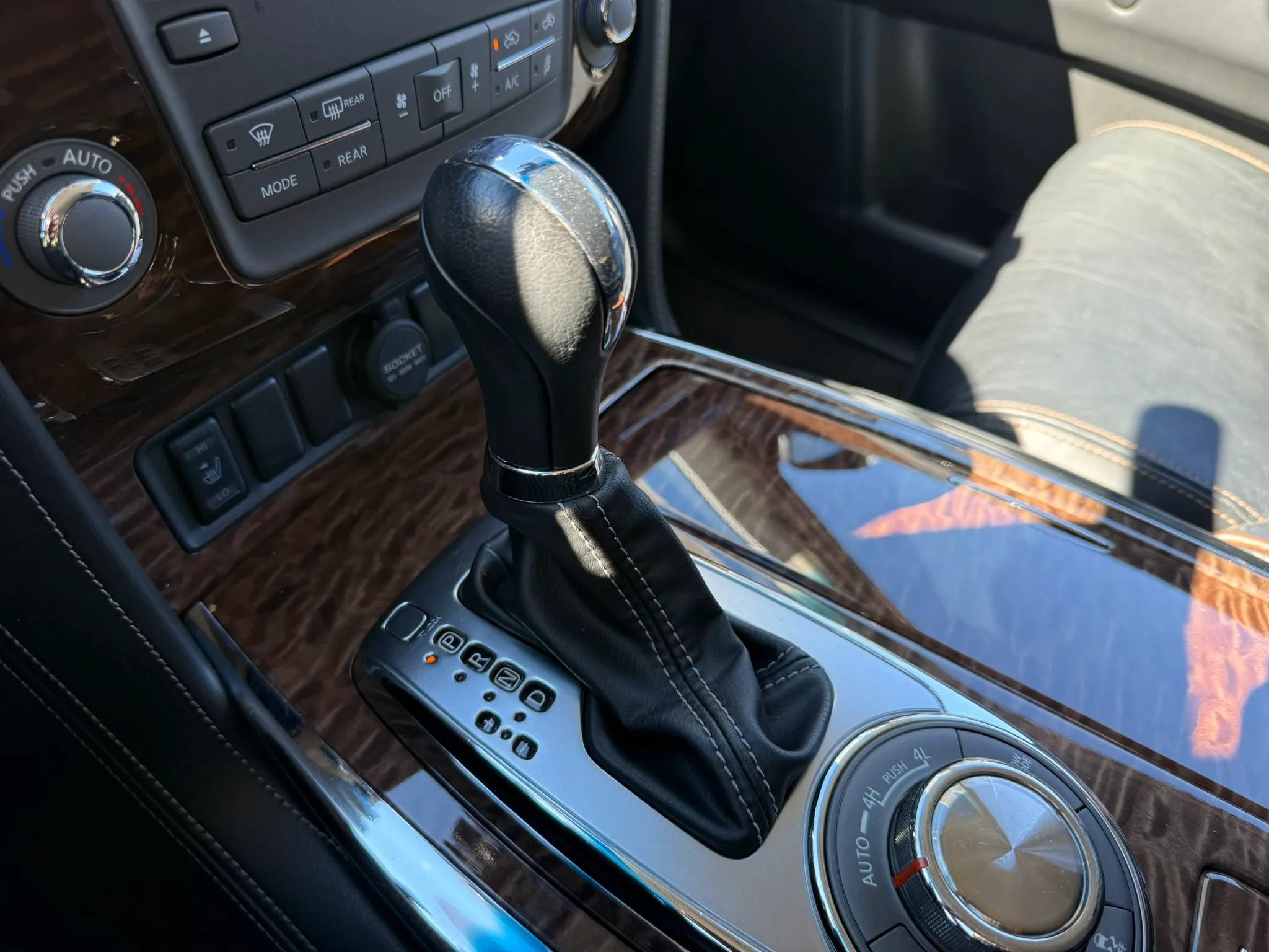 Used 2017 Nissan Armada SL w/ Interior Lighting Package AWD/4WD image 29