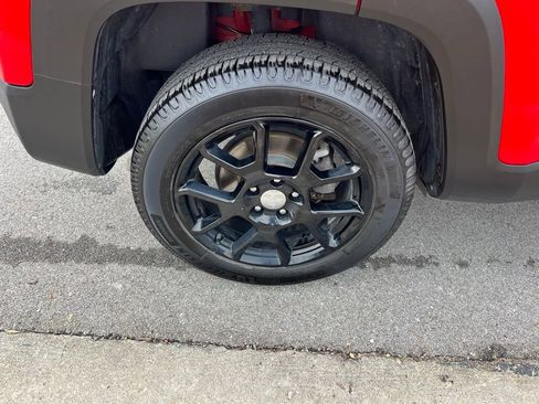 Used 2019 Jeep Renegade Latitude w/ Cold Weather Group image 11