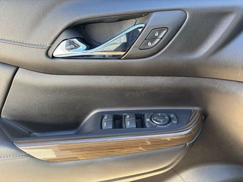 Used 2023 GMC Acadia SLE image 24