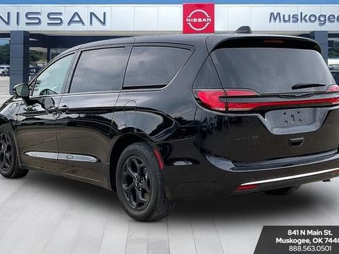 Used 2024 Chrysler Pacifica Limited FWD image 4