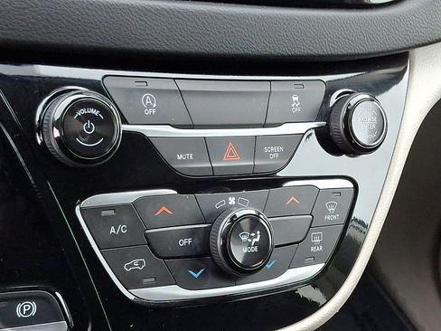 Used 2024 Chrysler Voyager LX image 16