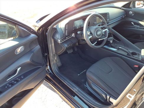 Used 2025 Hyundai Elantra SE image 6