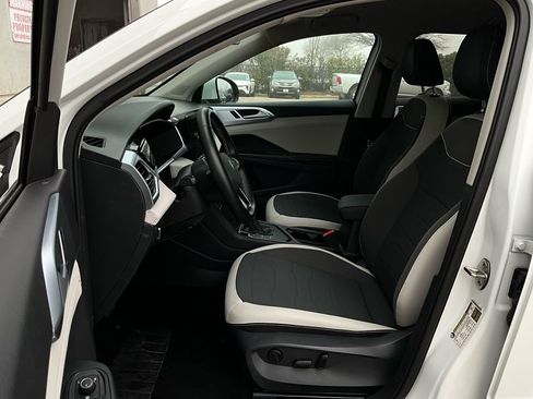 Used 2025 Volkswagen Taos SE image 10