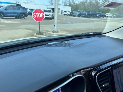 Used 2022 Chrysler Pacifica Limited FWD image 7