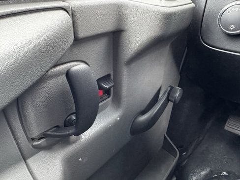 Used 2014 Chevrolet Express 2500 image 26