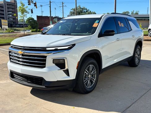 Used 2025 Chevrolet Traverse LT FWD image 4