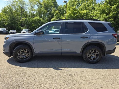 Used 2025 Honda Pilot TrailSport image 13