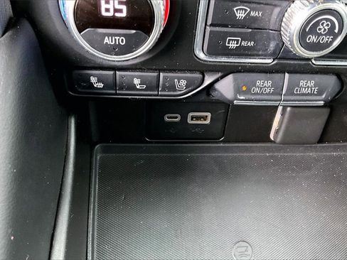 Used 2021 GMC Yukon XL SLT image 16