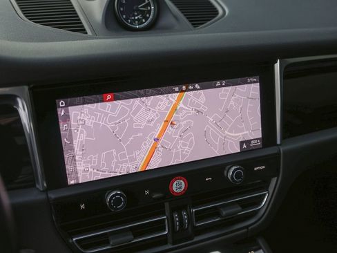 Certified 2025 Porsche Macan AWD/4WD image 21