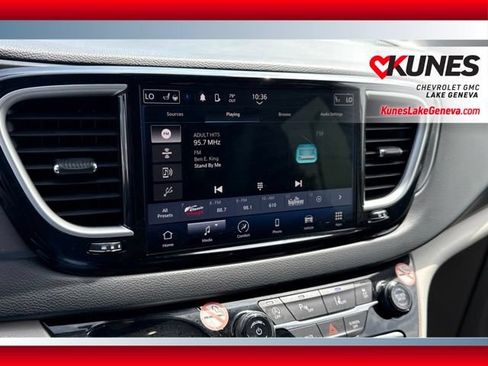 Used 2023 Chrysler Pacifica Touring-L FWD image 17