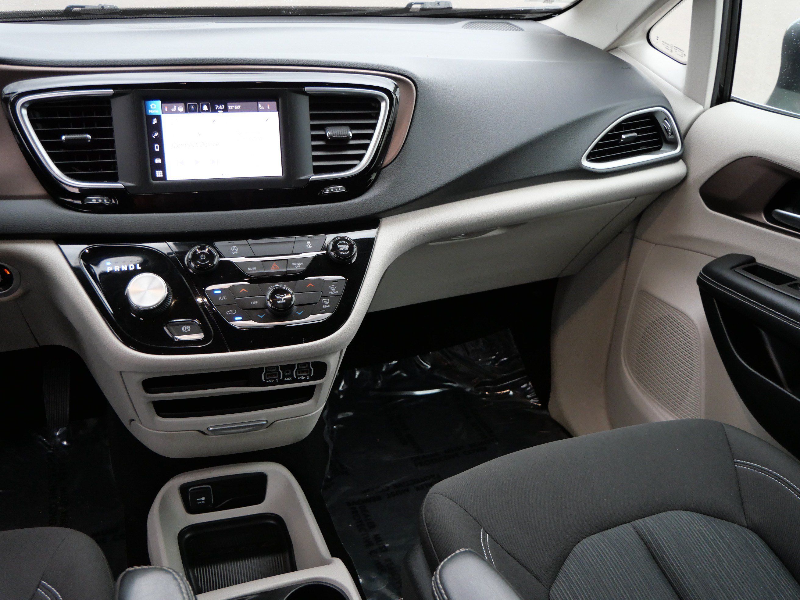 Used 2024 Chrysler Voyager LX FWD image 11