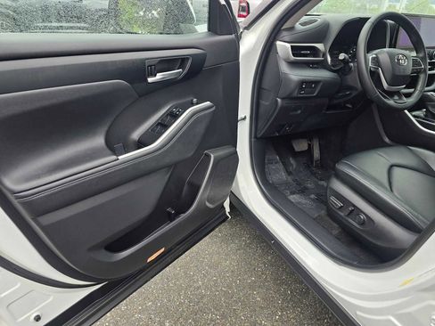 Used 2023 Toyota Highlander XLE FWD image 22