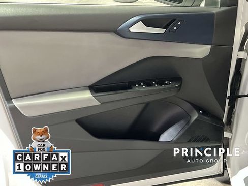 Certified 2022 Volkswagen Taos SE w/ Panoramic Sunroof Package image 12