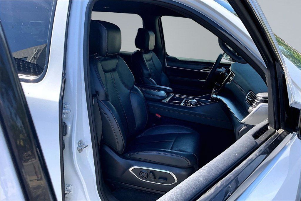 Certified 2024 Jeep Wagoneer L Series III w/ Flexible Seating Group AWD/4WD image 13