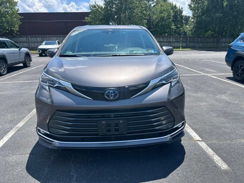 Used 2023 Toyota Sienna Platinum AWD/4WD image 10