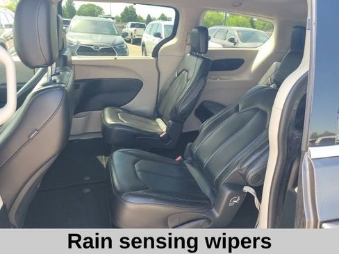 Used 2023 Chrysler Pacifica Touring-L FWD image 14