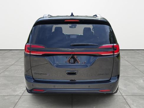 Used 2025 Chrysler Pacifica Limited FWD image 5