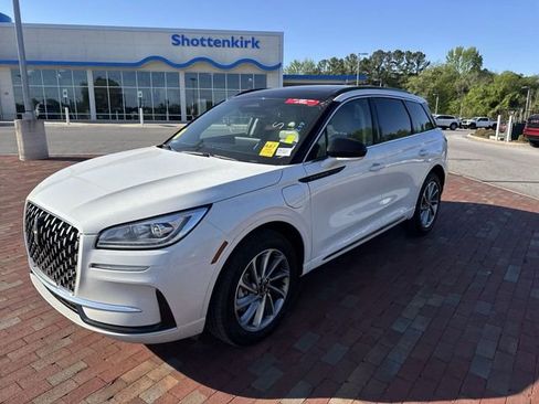 Used 2025 Lincoln Corsair Grand Touring image 4