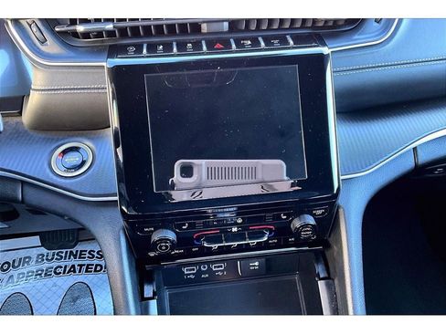 Used 2024 Jeep Grand Cherokee L Laredo image 7