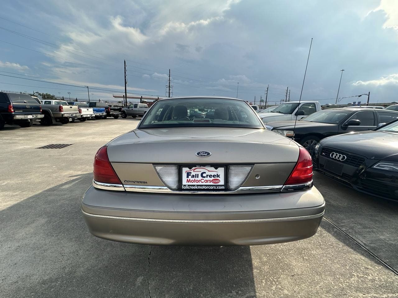 Used 2005 Ford Crown Victoria RWD image 4