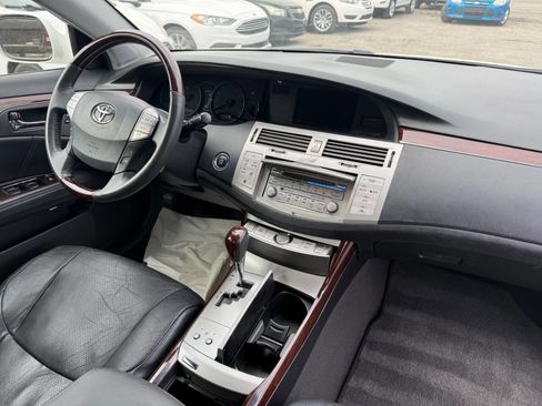 Used 2010 Toyota Avalon Limited FWD image 2