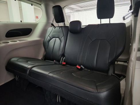 Used 2019 Chrysler Pacifica Touring-L FWD image 23