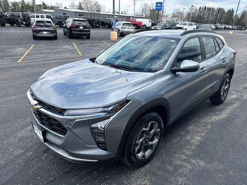 Used 2025 Chevrolet Trax LT w/ Driver Confidence Package image 11