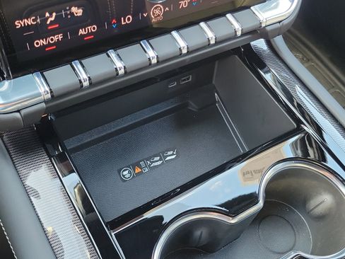 Used 2025 GMC Yukon XL Elevation image 24