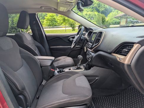 Used 2015 Jeep Cherokee Latitude w/ Cold Weather Group AWD/4WD image 16