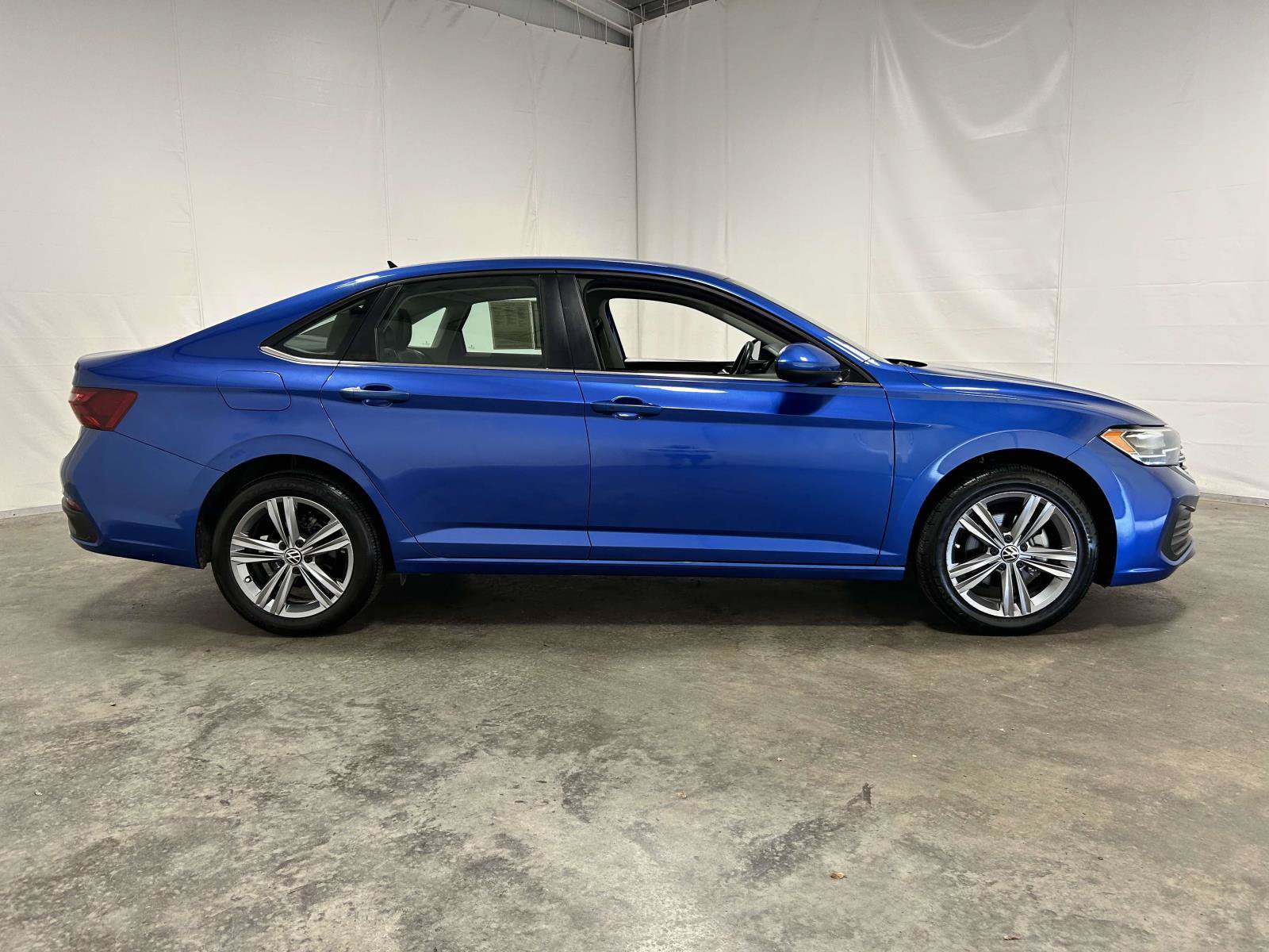 Used 2024 Volkswagen Jetta SE FWD image 2