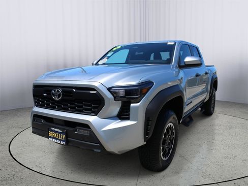 Used 2025 Toyota Tacoma TRD Off-Road AWD/4WD image 4