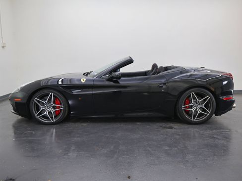 Used 2017 Ferrari California T image 7