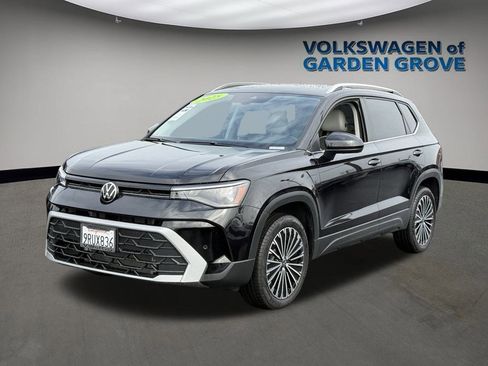 Used 2025 Volkswagen Taos SE image 4