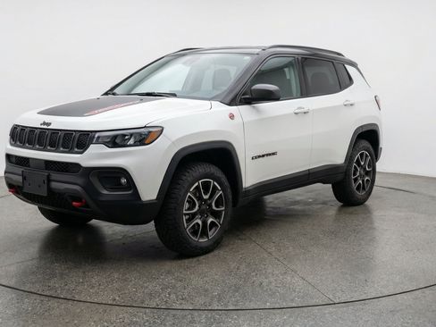 Used 2025 Jeep Compass Trailhawk AWD/4WD image 3