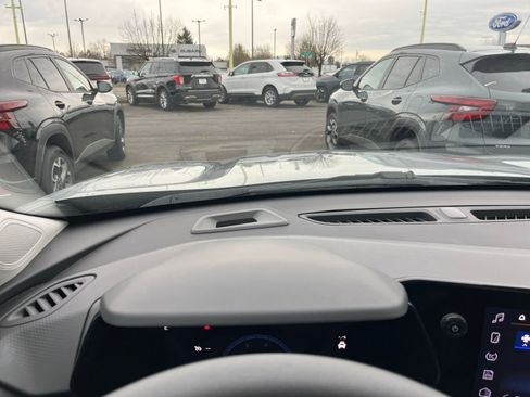 Used 2025 Chevrolet Trax LT image 33