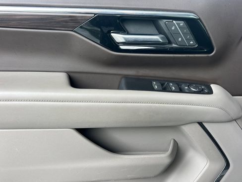 Used 2025 Chevrolet Suburban LT AWD/4WD image 17