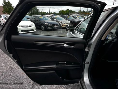 Used 2018 Ford Fusion SE w/ Equipment Group 201A image 18